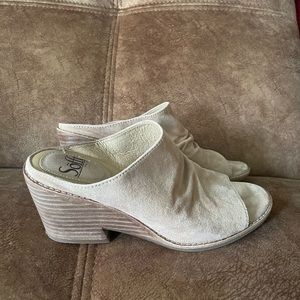 Sofft. SIZE: 8.0. Women’s tan suede wedge sandal